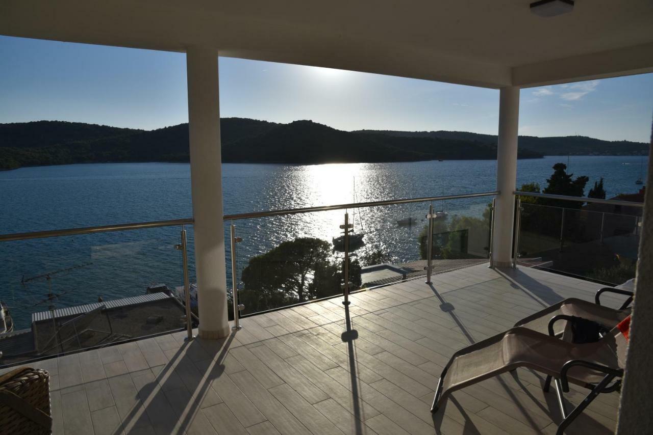 Villa Pina Tisno Buitenkant foto